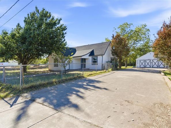 3229  Meadow Oaks Drive , Haltom City Texas 76117