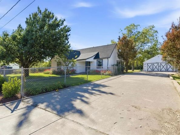 3229  Meadow Oaks Drive , Haltom City Texas 76117