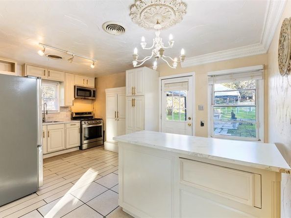 938  Gillham Road , River Oaks Texas 76114