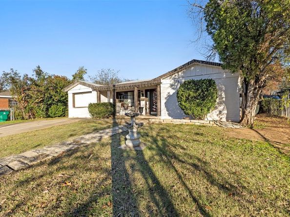 938  Gillham Road , River Oaks Texas 76114
