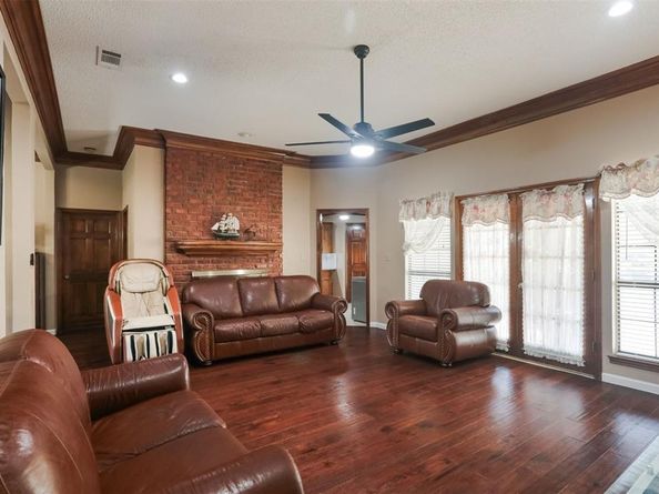 2214  Moss Trail , Garland Texas 75044