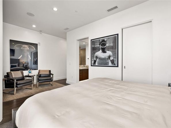 2200  Victory Avenue  2504, Dallas Texas 75219