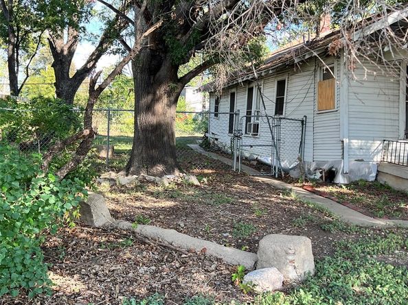 1421  South Freeway , Fort Worth Texas 76104