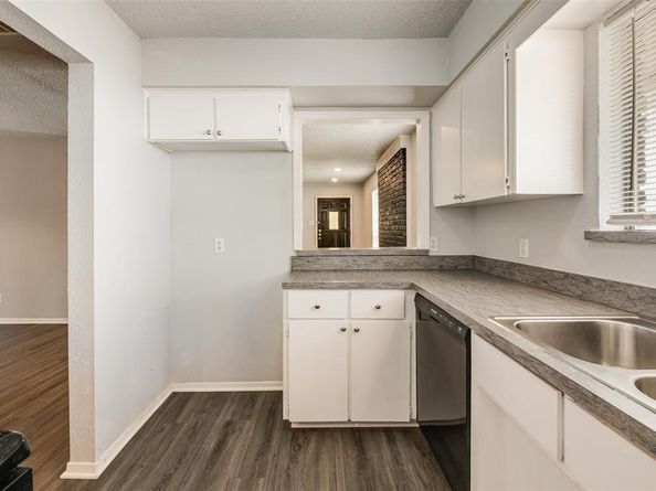 715  Oakwood Lane , Arlington Texas 76012
