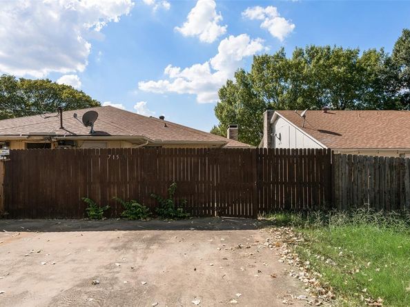 715  Oakwood Lane , Arlington Texas 76012