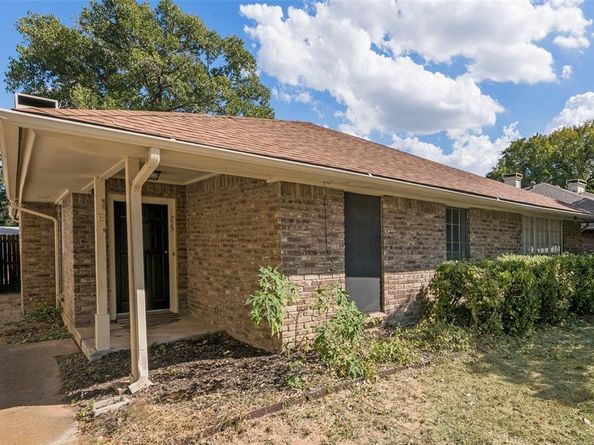 715  Oakwood Lane , Arlington Texas 76012