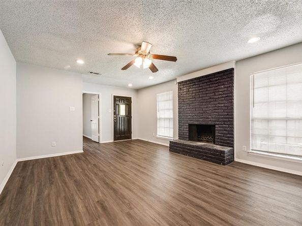 715  Oakwood Lane , Arlington Texas 76012