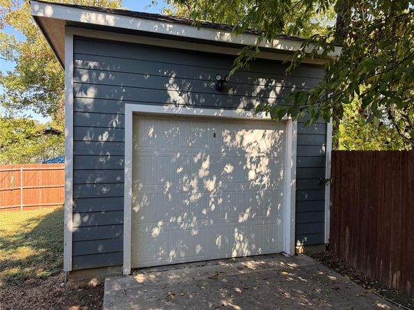 1121 E Annie Street , Fort Worth Texas 76104