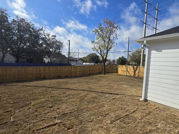 1402  Strickland Street , Dallas Texas 75216