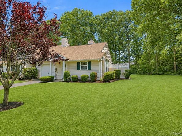 532 Race Place, Oakdale NY 11769