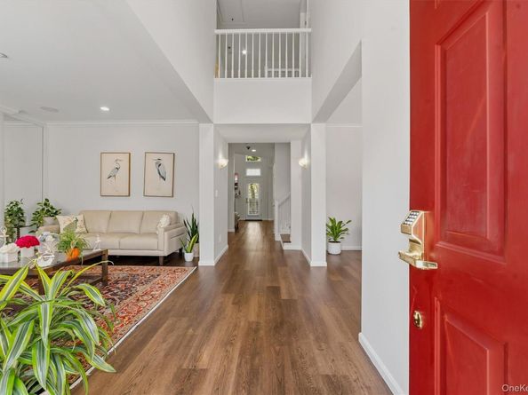 151 Classic Court, White Plains NY 10603