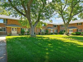 172 Edmunton Drive D9, North Babylon NY 11703