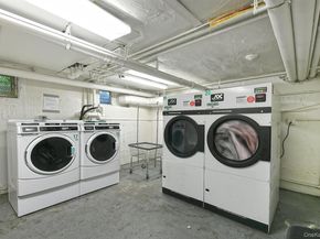 172 Edmunton Drive D9, North Babylon NY 11703