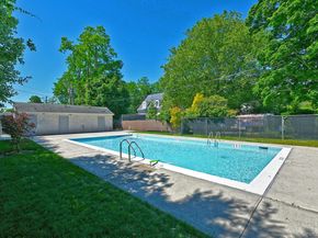 172 Edmunton Drive D9, North Babylon NY 11703