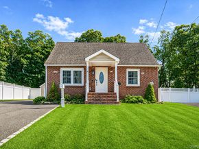 34 Weichers Street, Ronkonkoma NY 11779