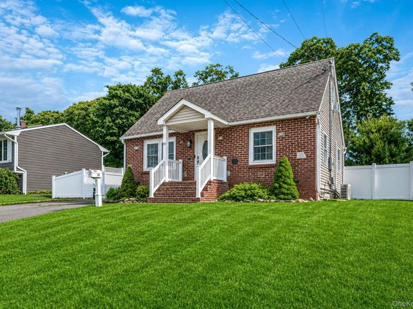 34 Weichers Street, Ronkonkoma NY 11779