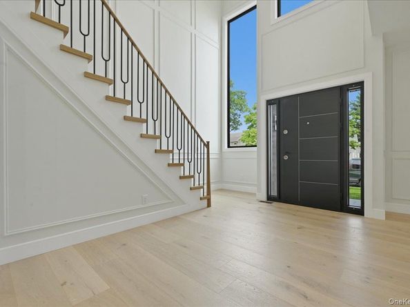 24 Middle Lane, Westbury NY 11590