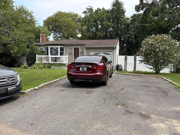 19 Chapman Place, Bay Shore NY 11706