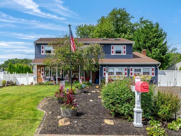 42 Ludlow Way, Oakdale NY 11769