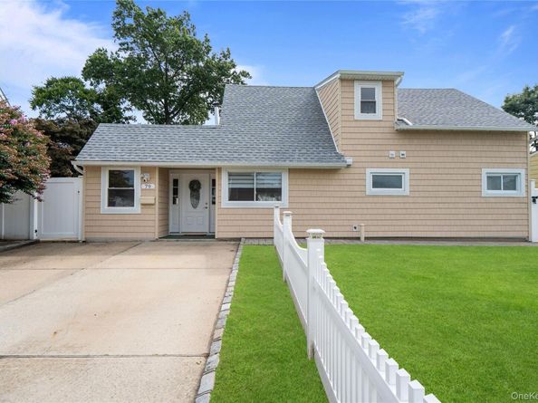 79 Albatross Road, Levittown NY 11756
