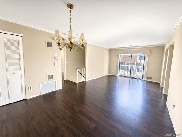 100 W Cambridge Drive W 100, Copiague NY 11726