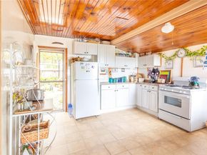 10 Acorn Path, Baiting Hollow NY 11933