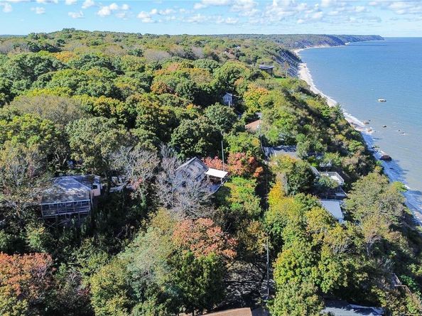 10 Acorn Path, Baiting Hollow NY 11933