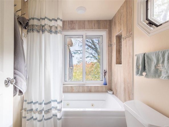 10 Acorn Path, Baiting Hollow NY 11933