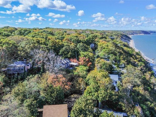 10 Acorn Path, Baiting Hollow NY 11933