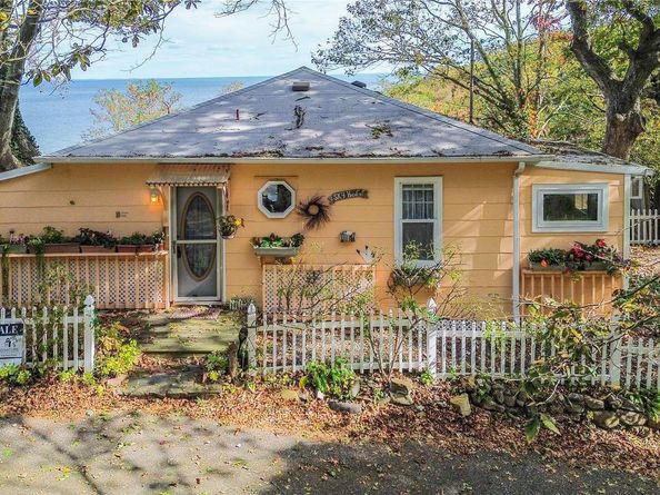 10 Acorn Path, Baiting Hollow NY 11933