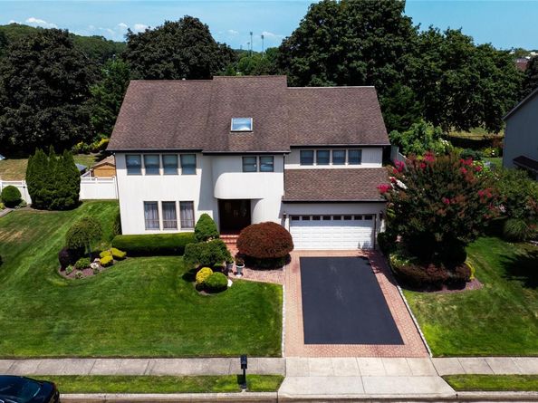 31 Daffodil Drive, Farmingdale NY 11735