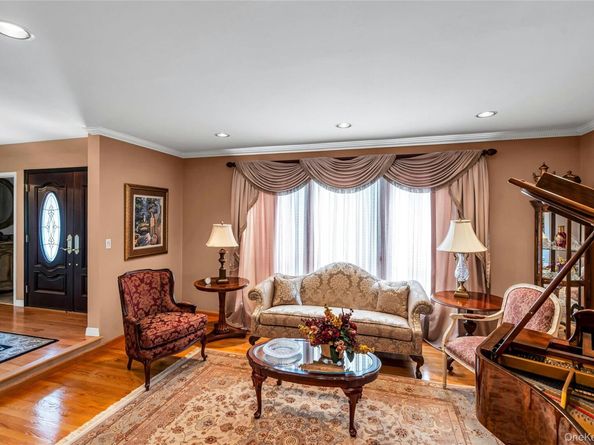 31 Daffodil Drive, Farmingdale NY 11735