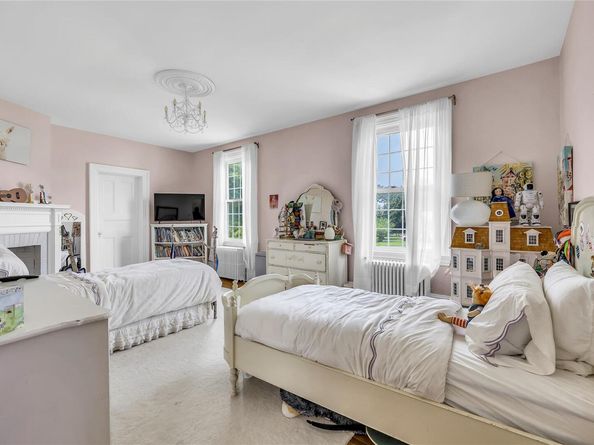 15 Abbey Creek, East Islip NY 11730