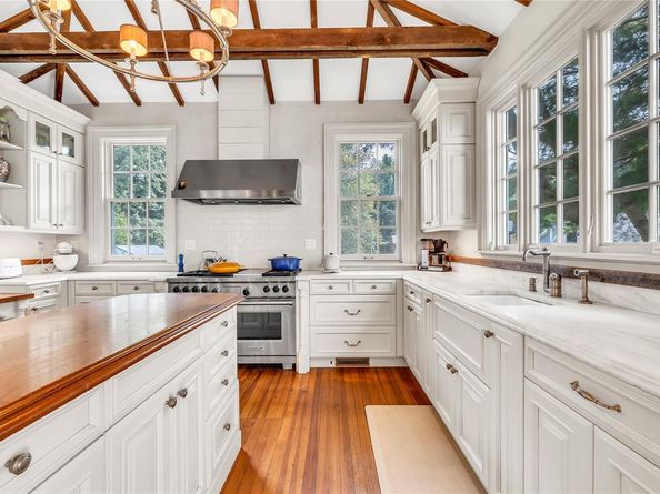15 Abbey Creek, East Islip NY 11730