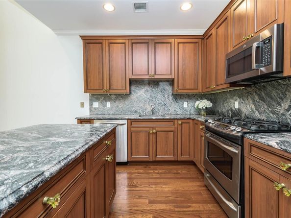 195 Pond View Drive CA0208, Port Washington NY 11050