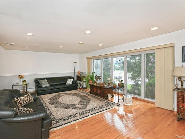 105 Roxton Road, Plainview NY 11803