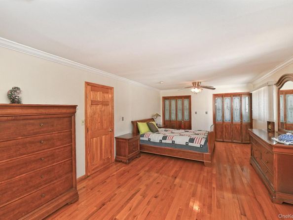 105 Roxton Road, Plainview NY 11803