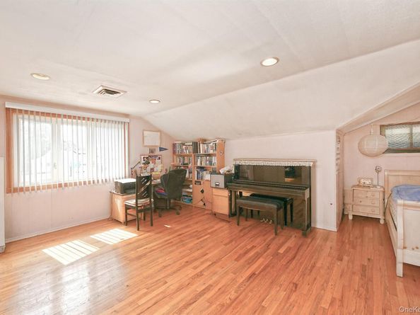 105 Roxton Road, Plainview NY 11803