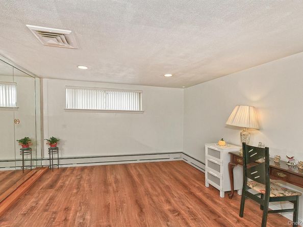 105 Roxton Road, Plainview NY 11803