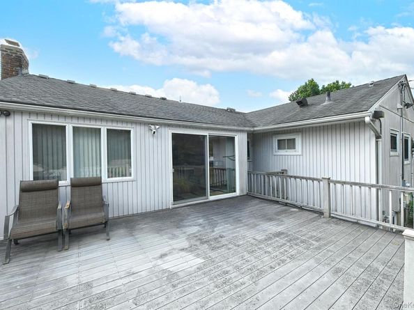 105 Roxton Road, Plainview NY 11803