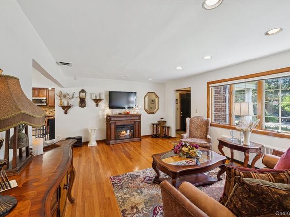 818 Palmetto Drive, Franklin Square NY 11010
