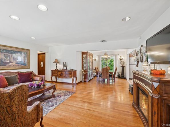 818 Palmetto Drive, Franklin Square NY 11010