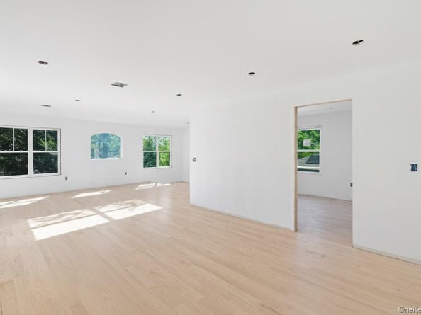 86 Moffitt Boulevard, Islip NY 11751