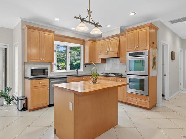 1 Ellen Court, Glen Cove NY 11542