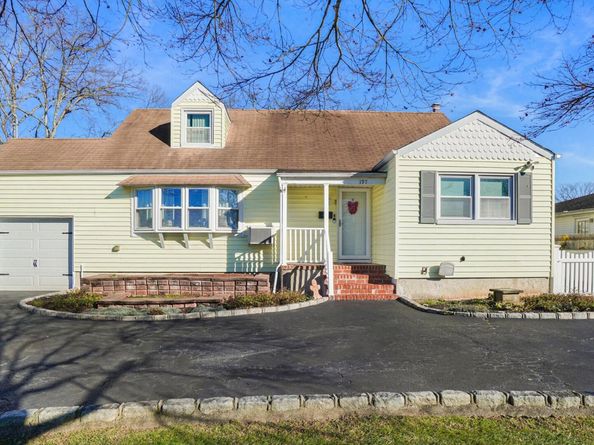 197 W 5th Street, Deer Park NY 11729