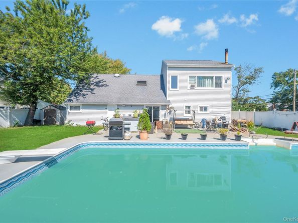 6 Regal Lane, Levittown NY 11756