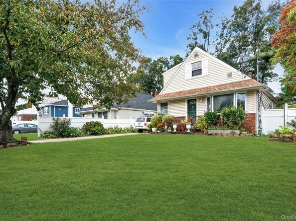 54 E 15th Street, Huntington Station NY 11746