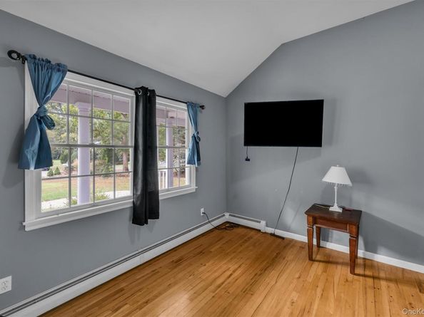 156 N Woods Road, Baiting Hollow NY 11933