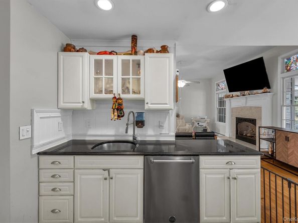 156 N Woods Road, Baiting Hollow NY 11933