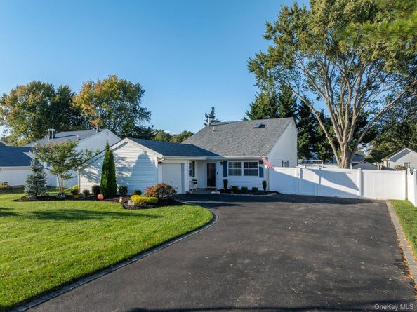 19 Carson Lane, Medford NY 11763